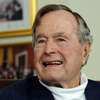 George H.W. Bush deja el hospital y ya descansa en casa
