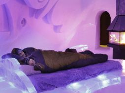 El hotel ha recibido a más de un millón de visitantes, de los cuales 48 mil han pernoctado en camas de hielo cubiertas de pieles. NTX /