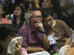Las imágenes de los restos y un cadáver hinchado provocan angustia en los parientes que esperaban las novedades en el aeropuerto. AP / Trisnadi
