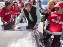 Villanueva pegó calcomanías y conversó con los colonos de la zona. TWITTER / @rvillanueval