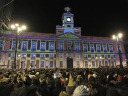 Cada año, miles de personas acuden a la tradicional fiesta de Nochevieja en la céntrica plaza madrileña. EFE / A. Martín