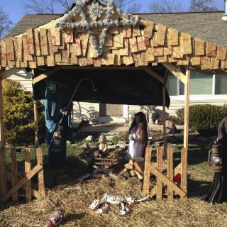 Colocan 'pesebre zombi' en Ohio; vecinos exigen se retire