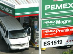 Al iniciar el año 2015 el litro de gasolina Magna costará 13.70 pesos, el de Premium, 14.53 pesos y el del diésel, 14.35 pesos. EL INFORMADOR / ARCHIVO