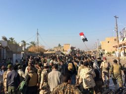 Soldados iraquíes y milicianos chiitas avanzan por las calles de la estratégica ciudad. EFE / STR