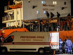 Se cree que la mayoría de los migrantes son sirios; alrededor de un centenar recibe tratamiento por hipotermia. AFP / N. Giove