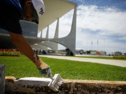 Un trabajador ultima detalles para la ceremonia de investidura de la presidenta brasileña, Dilma Rousseff, en el Palacio do Planalto. EFE / F. Bizerra