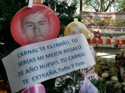 En la Normal de Ayotzinapa se colocan retratos y mensajes para los desaparecidos. SUN /