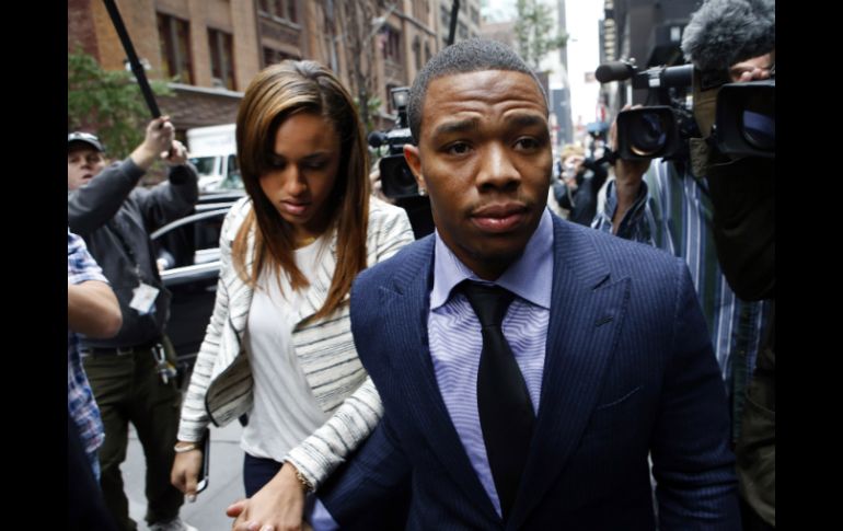 Ray Rice salió de Baltimore tras ventilarse imágenes de él golpeando a su ahora esposa. AP / ARCHIVO