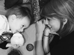 Tay le ofrece chocolate al pequeño, con el que luce como una niñera divertida. INSTAGRAM / TaylorSwift
