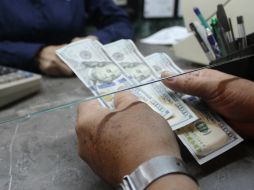 El tipo de cambio para solventar obligaciones en moneda extranjera pagaderas en el país es de 14.7414 pesos. EL INFORMADOR / ARCHIVO