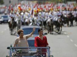 La jefa de Estado llega acompañada por su hija en un vehículo descapotable para saludar al público. EFE / M. Sayao