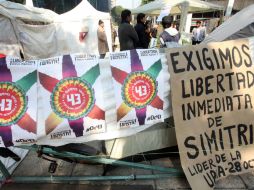 Personas que participan en el plantón fuera de la PGR, han recibido llamadas de algunos presos. SUN / A. Ojeda