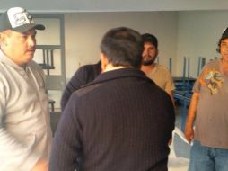 Imagen de la visita que realizó el personal de Derechos Humanos de Michoacán a los diez detenidos. TWITTER / @Comisionadomich