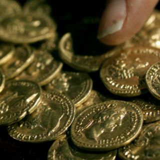 Aficionados hallan millonario tesoro de monedas enterradas