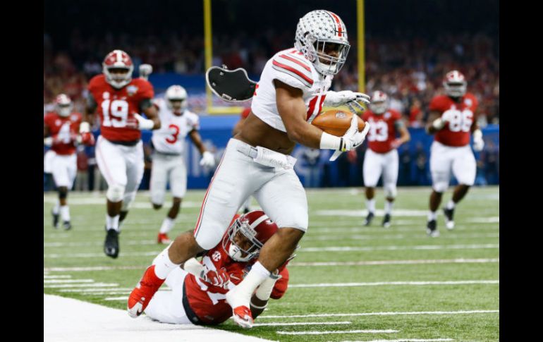 Ezekiel Elliott, de Ohio State, esquiva la defensa de Alabama durante el juego celebrado en Nueva Orleans. AFP / K. Cox