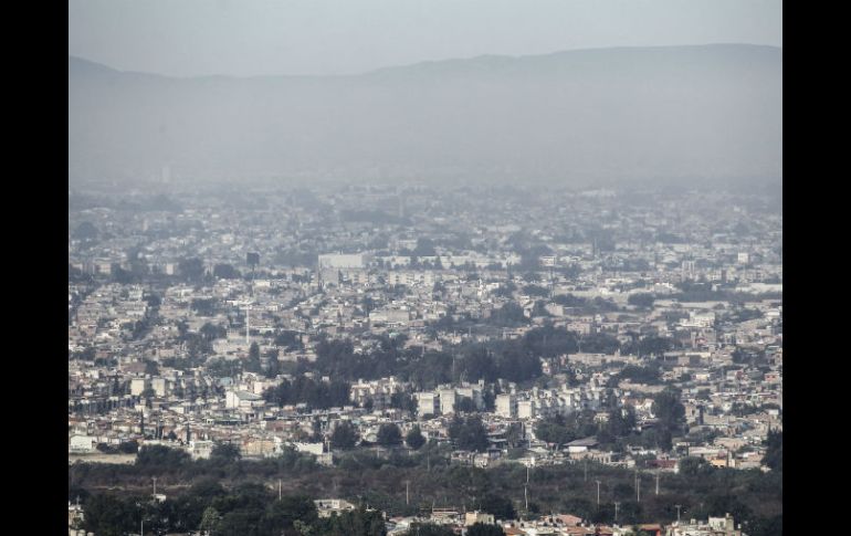 La pirotecnia y las fogatas que se utilizaron para festejar la llegada de 2015 impulsaron los niveles de contaminación en la ciudad. EL INFORMADOR / F. Atilano