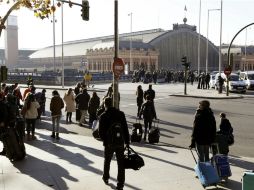 La policía desaloja la estación de Atocha luego que un hombre, ya detenido, amenazara con suicidarse dentro de un tren con explosivos. EFE / A. Martín