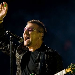 Bono podría no volver a tocar la guitarra