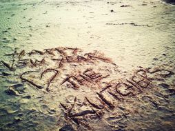 El actor comparte en redes sociales una foto con la leyenda 'Feliz Año Nuevo. Los Kutcher'. FACEBOOK / Ashton Kutcher