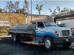 El pozo de agua potable en el trébol de Periférico y López Mateos estaba en desuso y ahora surte pipas. EL INFORMADOR / V. Meléndez