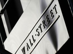 Con datos macroeconómicos decepcionantes, el Dow Jones creció apenas 9.98 puntos para alcanzar las 17 mil 833.05 unidades. AP / ARCHIVO