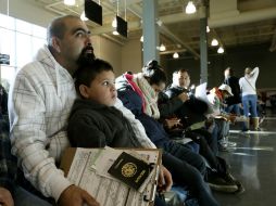 Cientos de personas se agolparon ante las oficinas de tráfico de todo el estado para solicitar su permiso. AP / N. Ut