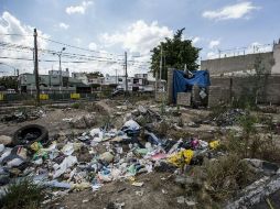 El terreno donde el Ayuntamiento tapatío edificaría un albergue para migrantes centroamericanos luce abandonado y lleno de basura. EL INFORMADOR / A. Hernández
