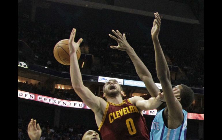 Kevin Love (0) de los Cavaliers de Cleveland  pelea un rebote entre dos jugadores de los Hornets de Charlotte. AP / C. Burton