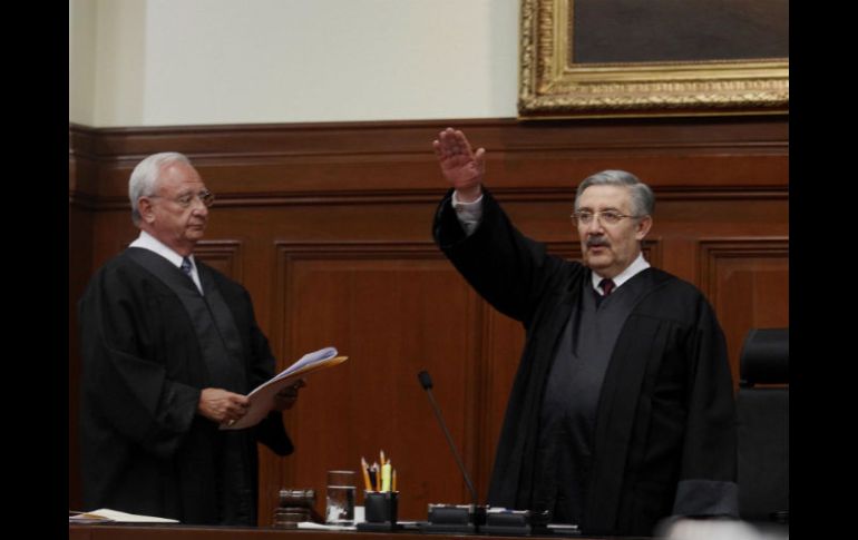 El ministro decano Juan Silva Meza le toma la protesta a Luis María Aguilar como nuevo presidente de la Suprema Corte de Justicia. SUN / Y. Xolalpa