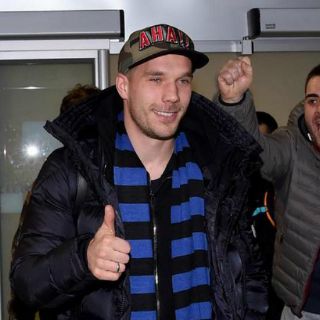 Podolski llega al Inter de Milán cedido por el Arsenal