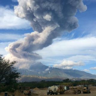 Volcán de Colima registra exhalación de tres mil metros