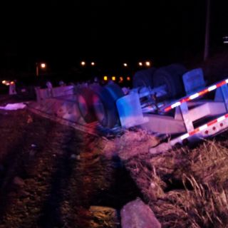 Tráiler vuelca en Atotonilco, dos mueren