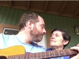 La publicación muestra una visita que tuvo Joe a su madre y aprovecha para cantarle acompañdo de su guitarra. YOUTUBE / Joe Fraley
