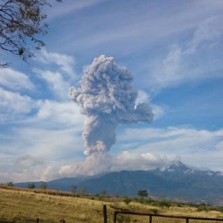 Protección Civil pide calma ante explosiones del Volcán de Colima