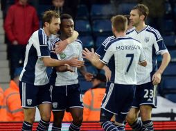El burundés Saido Berahino (2 i-d) aportó cuatro goles para el triunfo de West Brom. AFP / O. Scarff