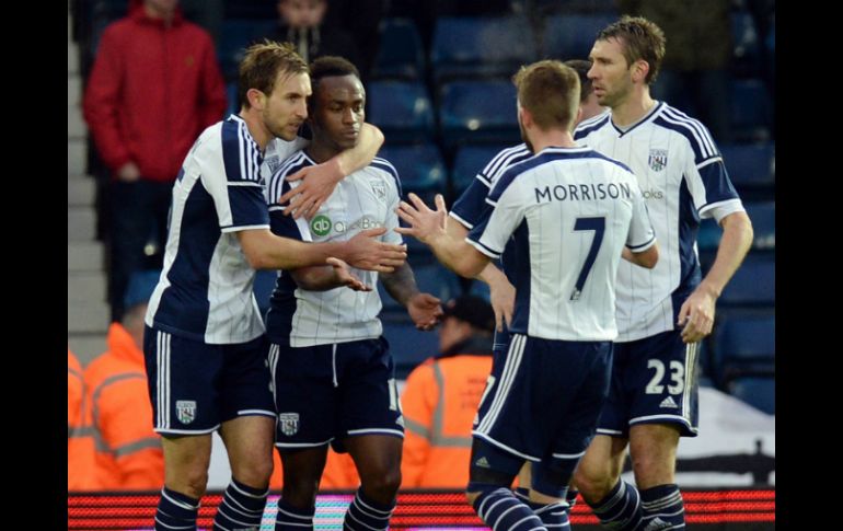 El burundés Saido Berahino (2 i-d) aportó cuatro goles para el triunfo de West Brom. AFP / O. Scarff