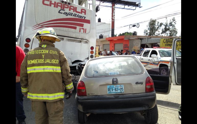 El incidente ocurrió el mediodía de este viernes entre un Chevy arena modelo 2002 y un camión Mercedes Benz 2003. EL INFORMADOR /
