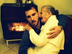 El italiano Giancarlo Murisciano carga en sus brazos a su abuela que padece Alzheimer FACEBOOK / Giancarlo Murisciano