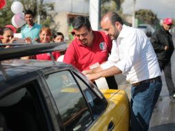 Villanueva realizó pega de calcomanías como precampaña esta tarde. ESPECIAL / PRI Jalisco