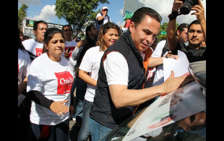 Rizo es acompañado por decenas de simpatizantes del PRI en su pega de calcomanías. ESPECIAL / Chava Rizo