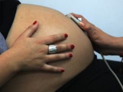 A partir del segundo trimestre comienzan las recomendaciones médicas para dormir, debido al crecimiento del útero. AFP / ARCHIVO