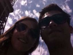 En una de las imágenes se puede ver a Rafael Bedolla cerca de la Torre Eiffel, en París. FACEBOOK / Octavio Martinez Vargas