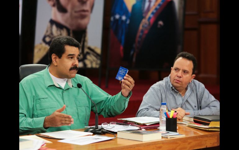 Nicolás Maduro hace el anuncio luego de concluir una reunión con ministros, gobernadores y alcaldes oficialistas. EFE / Prensa de Miraflores