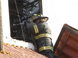 Los afectados de los pisos superiores son rescatados a través de las ventanas por medio de escaleras. EL INFORMADOR / ARCHIVO