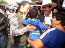 Rizo tuvo un acercamiento con los comerciantes del tianguis de la colonia Constitución. TWITTER / @Chavarizo