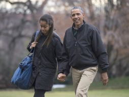 El presidente estadounidense, Barack Obama junto a su hija Malia a su llegada a Washington. EFE / K. Dietsch