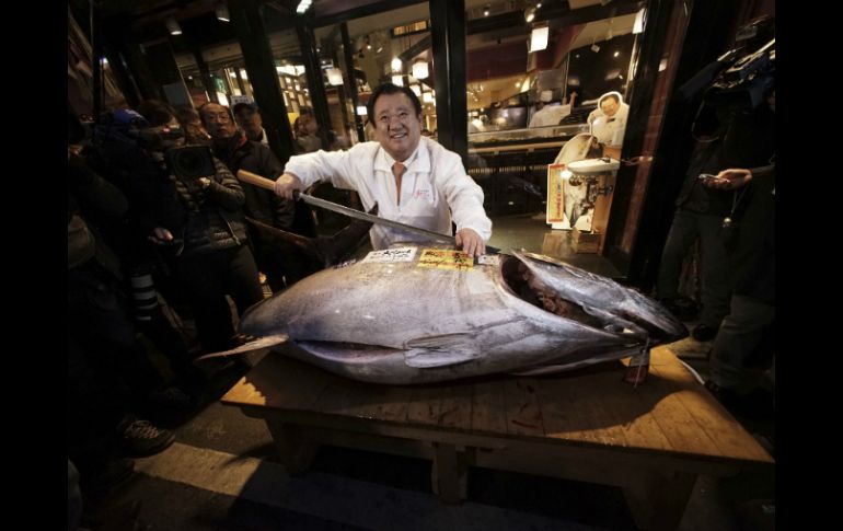 Kiyosi Kimura adquiere la pieza más codiciada del primer lote del año. AP / E. Hoshiko