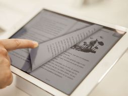 En una tableta o Kindle se pueden almacenar cientos de libros electrónicos, con un menor costo de adquisición y transportación. EL INFORMADOR / A. Hernández