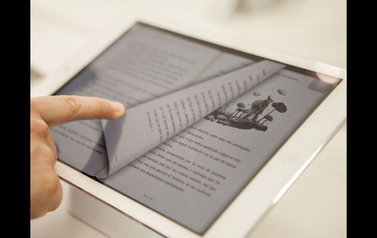 En una tableta o Kindle se pueden almacenar cientos de libros electrónicos, con un menor costo de adquisición y transportación. EL INFORMADOR / A. Hernández