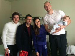 Xavi y Sergio Roberto acudieron al Hospital de Barcelona a alegrar la mañana de algunos pequeños. TWITTER / @FCBarcelona_ES